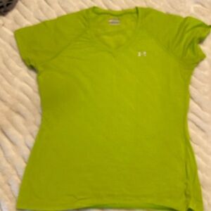 Under armor tech gear loose fit green V-neck short sleeve tee
